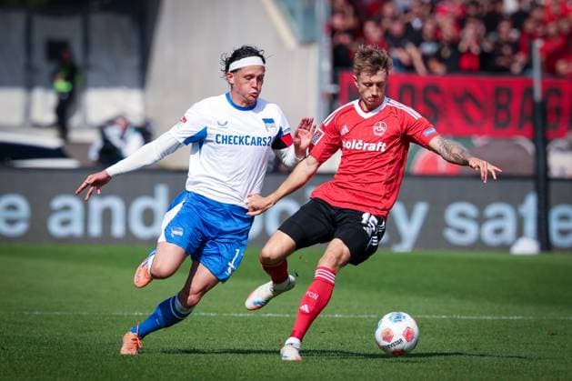 links nach rechts: Fabian Reese 11 (Hertha BSC Berlin) im Duell mit Tim Drexler 15 (1FC Nuernberg), 1. FC Nuernberg vs. Hertha BSC Berlin, DFL, 2. Bundesliga, Saison 2025 2026, Max-Morlock-Stadion, Hinrunde, 7. Spieltag, 28.09.2025 DFB regulations prohibit any use of photographs as image sequences and or quasi-video Nuernberg Bayern Deutschland
