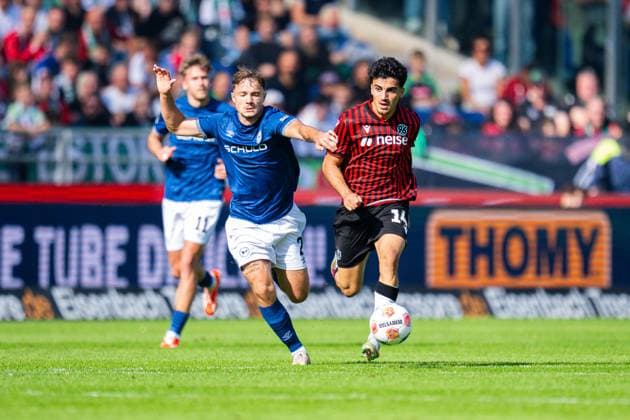 28.09.2025 - Fußball, 2025 2026, 2. Bundesliga, 7. Spieltag, Hannover 96 - DSC Arminia Bielefeld: (L-R) Felix Hagmann (Bielefeld), Husseyn Chakroun (Hannover) DFL REGULATIONS PROHIBIT ANY USE OF PHOTOGRAPHS AS IMAGE SEQUENCES AND OR QUASI-VIDEO.