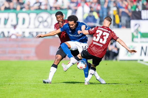 28.09.2025 - Fußball, 2025 2026, 2. Bundesliga, 7. Spieltag, Hannover 96 - DSC Arminia Bielefeld: (L-R) Ime Okon (Hannover), Monju Momuluh (Bielefeld), Maurice Neubauer (Hannover) DFL REGULATIONS PROHIBIT ANY USE OF PHOTOGRAPHS AS IMAGE SEQUENCES AND OR QUASI-VIDEO.