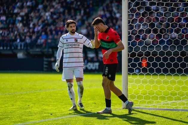 2025-09-28 NEC Nijmegen v AZ Alkmaar - Dutch Eredivisie NIJMEGEN, NETHERLANDS - SEPTEMBER 28: Goalkeeper Gonzalo Crettaz of NEC Nijmegen talks to Ahmetcan Kaplan of NEC Nijmegen during the Dutch Eredivisie match between NEC Nijmegen and AZ Alkmaar at Goffertstadion on September 28, 2025 in Nijmegen, Netherlands. Nijmegen Goffertstadion Netherlands Content not available for redistribution in The Netherlands directly or indirectly through any third parties. Copyright: xEdxvanxdexPolx