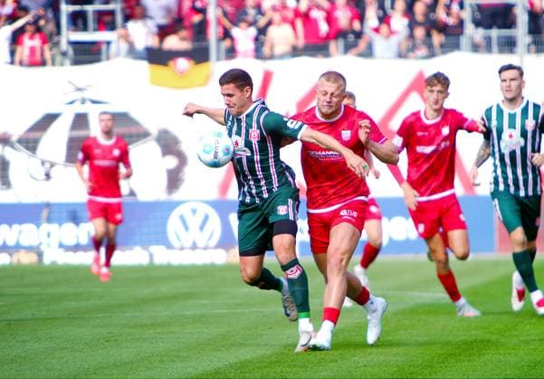 Marius Hauptmann (Halle, links) im Zweikampf mit Theo Gunnar Martens (Zwickau) Fußball Regionalliga Nordost 2025 26 FSV Zwickau - Hallescher FC am 28.9.2025 FSV Zwickau - Hallescher FC