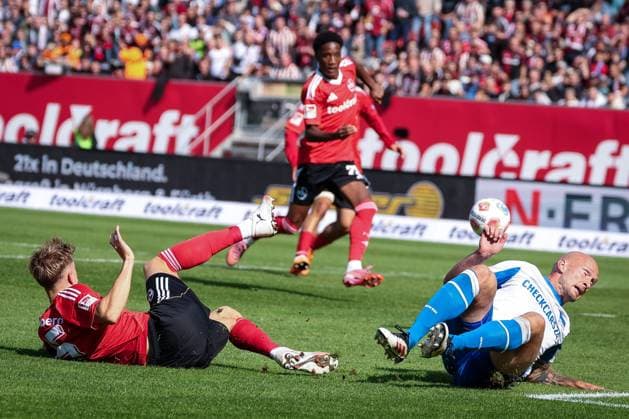 Tim Drexler 15 (1FC Nuernberg) graetscht einen Ball zu Mohamed Ali Zoma 23 (1FC Nuernberg), Toni Leistner 37 (Hertha BSC Berlin) kommt zu spaet, 1. FC Nuernberg vs. Hertha BSC Berlin, DFL, 2. Bundesliga, Saison 2025 2026, Max-Morlock-Stadion, Hinrunde, 7. Spieltag, 28.09.2025 DFB regulations prohibit any use of photographs as image sequences and or quasi-video Nuernberg Bayern Deutschland