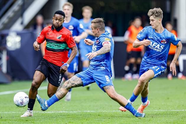 NIJMEGEN , 28-09-2025 , Goffertstadion , season 2025 2026 , Dutch Eredivisie football , match between NEC Nijmegen and AZ , picture shows NEC player Virgil Misidjan and AZ player Jordy Clasie NEC - AZ  x31246865x Copyright: