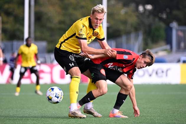 STOCKHOLM 20250928 Mjällbys Herman Johansson och BPs Love Arrhov i kamp om bollen under söndagens fotbollsmatch i allsvenskan mellan IF Brommapojkarna och Mjällby AIF pa Grimsta IP. STOCKHOLM Sverige x10070x Copyright: xJessicaxGow TTx ALLSVENSKAN BROMMAPOJKARNA-MJÄLLBY
