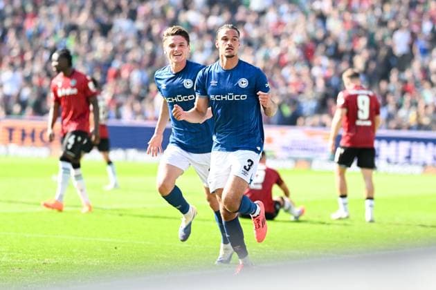 2. Bundesliga - Hannover 96 - Arminia Bielefeld am 28.09.2025 in der HDI Arena in Hannover Jubel, Torjubel, Torschuetze, Torschütze Joel Felix (Bielefeld) jubelt navch seinem Tor zum 0:1.