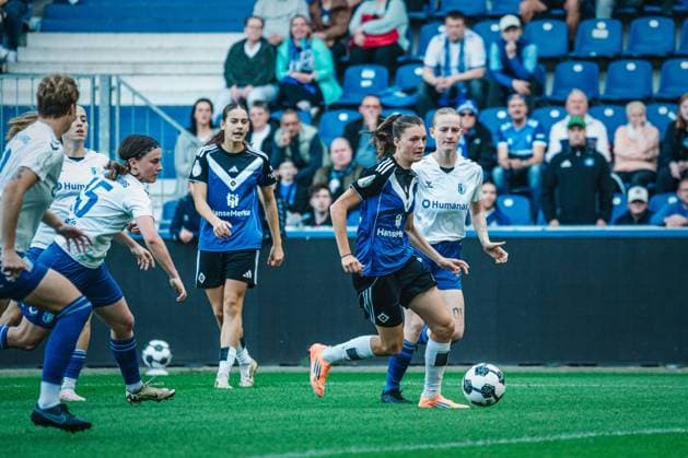 DFB-Pokal Frauen: 1. FC Magdeburg vs. Hamburger SV, 28.09.25 Lotta Wrede (Hamburger SV, 32) im Strafraum DFB-Pokal Frauen 2025 2026, 1. Runde: 1. FC Madgeburg vs. Hamburger SV am 28.09.2025 in der Avnet Arena, Magdeburg DFB DFL REGULATIONS PROHIBIT ANY USE OF PHOTOGRAPHS AS IMAGE SEQUENCES AND OR QUASI-VIDEO. Copyright: xBEAUTIFULxSPORTS Tonhäuserx