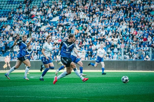 DFB-Pokal Frauen: 1. FC Magdeburg vs. Hamburger SV, 28.09.25 Annaleen Böhler (Hamburger SV, 6) am Ball; DFB-Pokal Frauen 2025 2026, 1. Runde: 1. FC Madgeburg vs. Hamburger SV am 28.09.2025 in der Avnet Arena, Magdeburg DFB DFL REGULATIONS PROHIBIT ANY USE OF PHOTOGRAPHS AS IMAGE SEQUENCES AND OR QUASI-VIDEO. Copyright: xBEAUTIFULxSPORTS Tonhäuserx