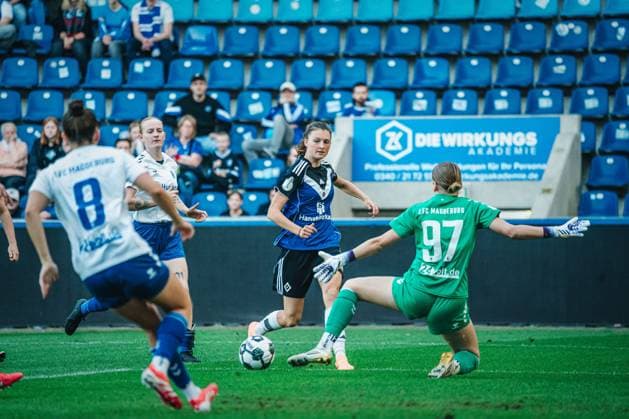 DFB-Pokal Frauen: 1. FC Magdeburg vs. Hamburger SV, 28.09.25 Lotta Wrede (Hamburger SV, 32) im Strafraum; DFB-Pokal Frauen 2025 2026, 1. Runde: 1. FC Madgeburg vs. Hamburger SV am 28.09.2025 in der Avnet Arena, Magdeburg DFB DFL REGULATIONS PROHIBIT ANY USE OF PHOTOGRAPHS AS IMAGE SEQUENCES AND OR QUASI-VIDEO. Copyright: xBEAUTIFULxSPORTS Tonhäuserx
