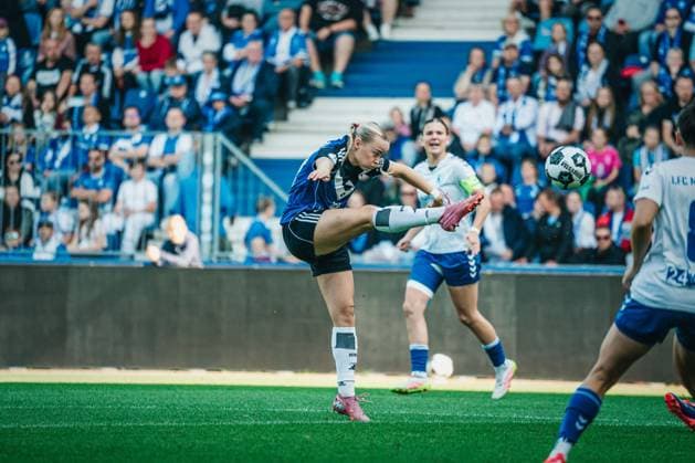 DFB-Pokal Frauen: 1. FC Magdeburg vs. Hamburger SV, 28.09.25 Mia Büchele (Hamburger SV, 17) schießt; DFB-Pokal Frauen 2025 2026, 1. Runde: 1. FC Madgeburg vs. Hamburger SV am 28.09.2025 in der Avnet Arena, Magdeburg DFB DFL REGULATIONS PROHIBIT ANY USE OF PHOTOGRAPHS AS IMAGE SEQUENCES AND OR QUASI-VIDEO. Copyright: xBEAUTIFULxSPORTS Tonhäuserx