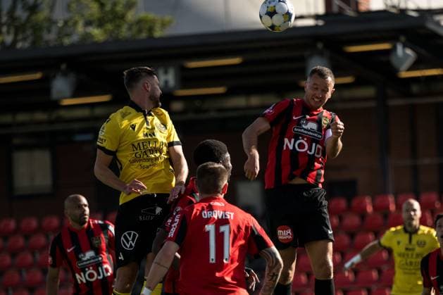250928 Mjällbys Axel NorÃ n och Brommapojkarnas Even Hovland under fotbollsmatchen i Allsvenskan mellan Brommapojkarna och Mjällby den 28 september 2025 i Stockholm. Copyright: EMMAxWALLSKOG BB250928EW019