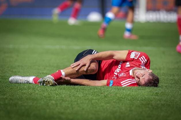 Adam Markhiyev 6 (1FC Nuernberg) muss nach einem Zweikampf verletzt vom Platz, 1. FC Nuernberg vs. Hertha BSC Berlin, DFL, 2. Bundesliga, Saison 2025 2026, Max-Morlock-Stadion, Hinrunde, 7. Spieltag, 28.09.2025 DFB regulations prohibit any use of photographs as image sequences and or quasi-video Nuernberg Bayern Deutschland