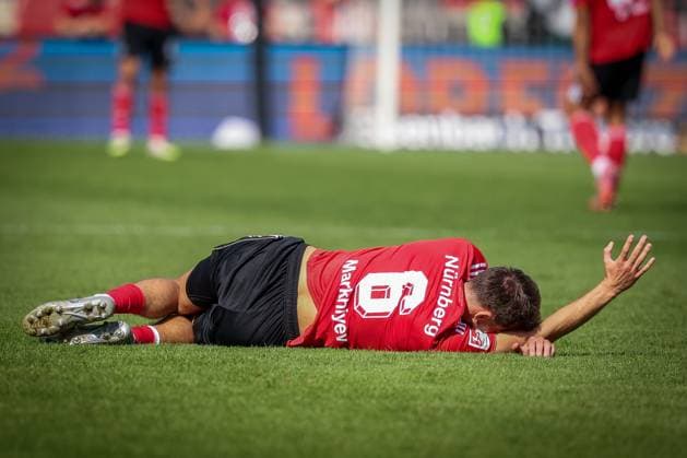 Adam Markhiyev 6 (1FC Nuernberg) muss nach einem Zweikampf verletzt vom Platz, 1. FC Nuernberg vs. Hertha BSC Berlin, DFL, 2. Bundesliga, Saison 2025 2026, Max-Morlock-Stadion, Hinrunde, 7. Spieltag, 28.09.2025 DFB regulations prohibit any use of photographs as image sequences and or quasi-video Nuernberg Bayern Deutschland