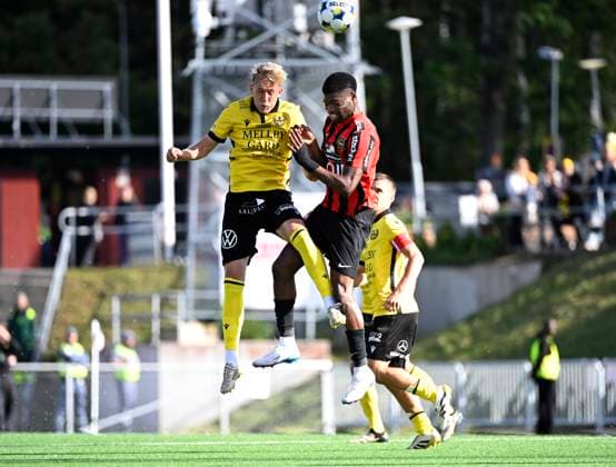 STOCKHOLM 20250928 Mjällbys Herman Johansson och BPs Ezekiel Alladoh i nickduell under söndagens fotbollsmatch i allsvenskan mellan IF Brommapojkarna och Mjällby AIF pa Grimsta IP. STOCKHOLM Sverige x10070x Copyright: xJessicaxGow TTx ALLSVENSKAN BROMMAPOJKARNA-MJÄLLBY
