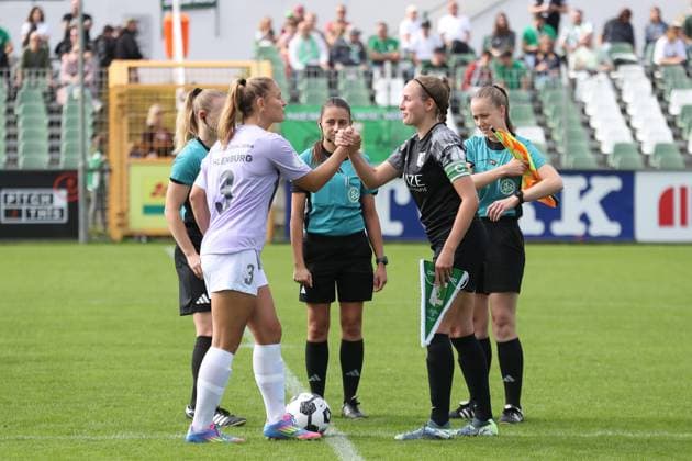 Fußball DFB-Pokal Frauen: BSG Chemie Leipzig vs. FC Carl Zeiss Jena; 28.09.2025 Kapitänin Toma Ihlenburg (3, Carl Zeiss Jena) und Kapitänin Fenja Schönball (24, Chemie Leipzig) bei der Seitenwahl. Fußball, DFB-Pokal Frauen, Saison 2025 2026, 1. Runde: BSG Chemie Leipzig vs. FC Carl Zeiss Jena am 28.09.2025 im Alfred-Kunze-Sportpark, Leipzig Leutzsch. Copyright: xBEAUTIFULxSPORTS JanxKaeferx
