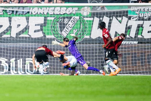 28.09.2025 - Fußball, 2025 2026, 2. Bundesliga, 7. Spieltag, Hannover 96 - DSC Arminia Bielefeld: (M) Joel Felix (Bielefeld) macht das Tor zum 0:1 vor Nahuel Noll (Hannover) DFL REGULATIONS PROHIBIT ANY USE OF PHOTOGRAPHS AS IMAGE SEQUENCES AND OR QUASI-VIDEO.