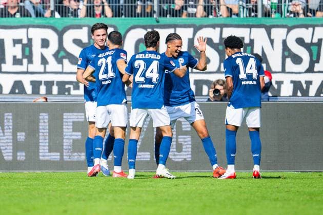28.09.2025 - Fußball, 2025 2026, 2. Bundesliga, 7. Spieltag, Hannover 96 - DSC Arminia Bielefeld: (M) Joel Felix (Bielefeld) jubelt nach seinem Tor zum 0:1 mit (L-R) Maximilian Großer (Bielefeld), Stefano Russo (Bielefeld), Christopher Lannert (Bielefeld), Monju Momuluh (Bielefeld) DFL REGULATIONS PROHIBIT ANY USE OF PHOTOGRAPHS AS IMAGE SEQUENCES AND OR QUASI-VIDEO.