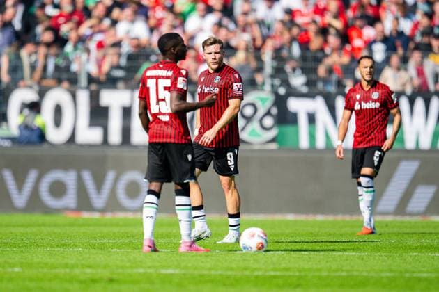 28.09.2025 - Fußball, 2025 2026, 2. Bundesliga, 7. Spieltag, Hannover 96 - DSC Arminia Bielefeld: (L-R) Noel Aseko (Hannover), Benjamin Källman (Hannover), Virgil GhiÈ›a (Hannover) DFL REGULATIONS PROHIBIT ANY USE OF PHOTOGRAPHS AS IMAGE SEQUENCES AND OR QUASI-VIDEO.