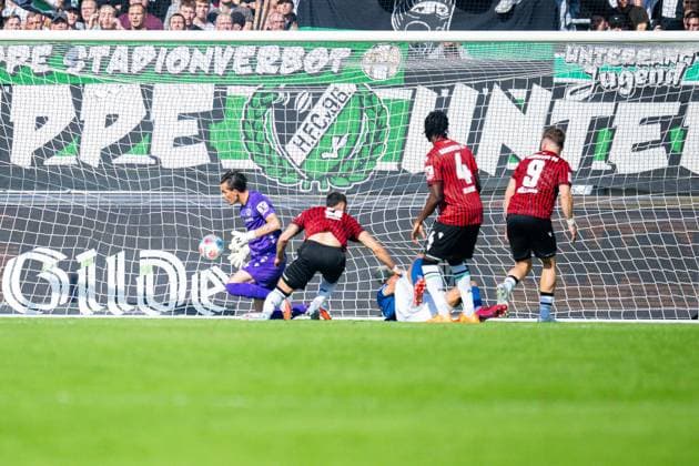 28.09.2025 - Fußball, 2025 2026, 2. Bundesliga, 7. Spieltag, Hannover 96 - DSC Arminia Bielefeld: (M) Joel Felix (Bielefeld) macht das Tor zum 0:1 vor Nahuel Noll (Hannover) DFL REGULATIONS PROHIBIT ANY USE OF PHOTOGRAPHS AS IMAGE SEQUENCES AND OR QUASI-VIDEO.