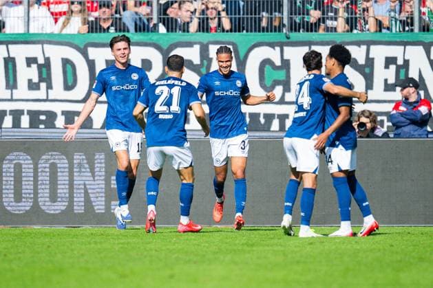 28.09.2025 - Fußball, 2025 2026, 2. Bundesliga, 7. Spieltag, Hannover 96 - DSC Arminia Bielefeld: (M) Joel Felix (Bielefeld) jubelt nach seinem Tor zum 0:1 mit (L-R) Maximilian Großer (Bielefeld), Stefano Russo (Bielefeld), Christopher Lannert (Bielefeld), Monju Momuluh (Bielefeld) DFL REGULATIONS PROHIBIT ANY USE OF PHOTOGRAPHS AS IMAGE SEQUENCES AND OR QUASI-VIDEO.