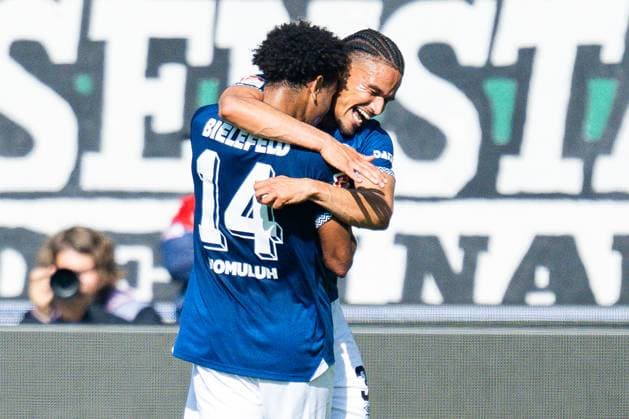 28.09.2025 - Fußball, 2025 2026, 2. Bundesliga, 7. Spieltag, Hannover 96 - DSC Arminia Bielefeld: (R) Joel Felix (Bielefeld) jubelt nach seinem Tor zum 0:1 mit (L) Monju Momuluh (Bielefeld) DFL REGULATIONS PROHIBIT ANY USE OF PHOTOGRAPHS AS IMAGE SEQUENCES AND OR QUASI-VIDEO.