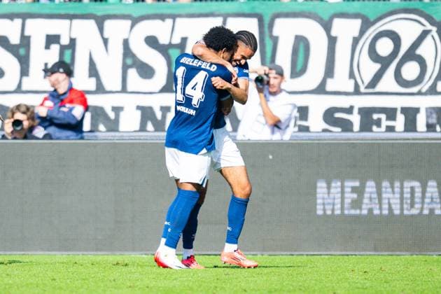 28.09.2025 - Fußball, 2025 2026, 2. Bundesliga, 7. Spieltag, Hannover 96 - DSC Arminia Bielefeld: (R) Joel Felix (Bielefeld) jubelt nach seinem Tor zum 0:1 mit (L) Monju Momuluh (Bielefeld) DFL REGULATIONS PROHIBIT ANY USE OF PHOTOGRAPHS AS IMAGE SEQUENCES AND OR QUASI-VIDEO.