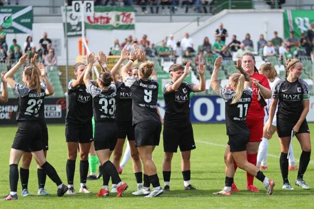 Fußball DFB-Pokal Frauen: BSG Chemie Leipzig vs. FC Carl Zeiss Jena; 28.09.2025 Die Frauen der BSG Chemie klatschen sich ab und stimmen sich aufs Spiel ein. Fußball, DFB-Pokal Frauen, Saison 2025 2026, 1. Runde: BSG Chemie Leipzig vs. FC Carl Zeiss Jena am 28.09.2025 im Alfred-Kunze-Sportpark, Leipzig Leutzsch. Copyright: xBEAUTIFULxSPORTS JanxKaeferx