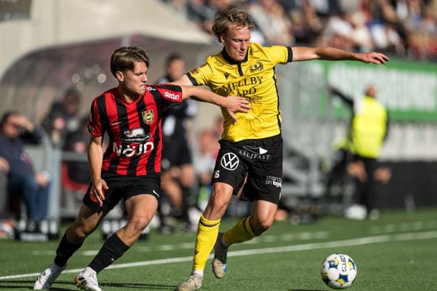 250928 Brommapojkarnas Oliver ZandÃ n och Mjällbys Alexander Johansson under fotbollsmatchen i Allsvenskan mellan Brommapojkarna och Mjällby den 28 september 2025 i Stockholm. Copyright: EMMAxWALLSKOG BB250928EW022