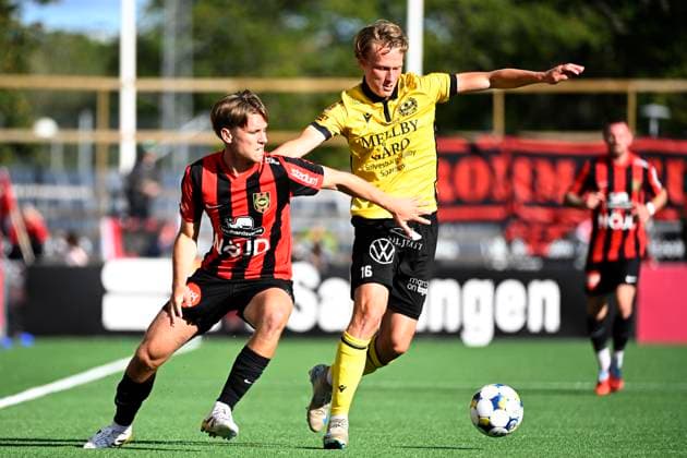STOCKHOLM 20250928 BP s Rasmus Örqvist and Mjällby s Alexander Johansson fight for the ball during Sunday s Allsvenskan football match between IF Brommapojkarna and Mjällby AIF at Grimsta IP. STOCKHOLM Sweden x10070x Copyright: xJessicaxGow TTx ALLSWEDEN BROMMAPOJKARNA-MJÄLLBY