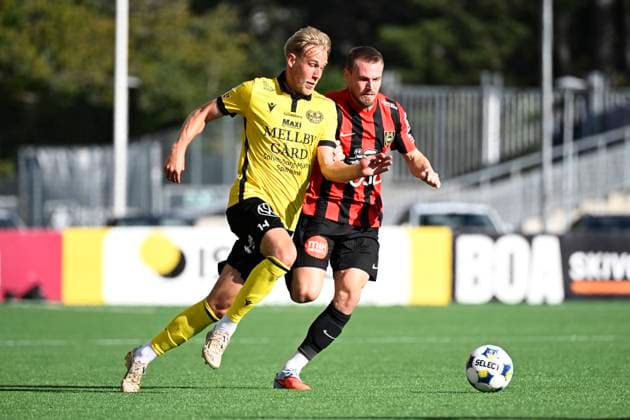 STOCKHOLM 20250928 Mjällby s Herman Johansson and BP s Love Arrhov fight for the ball during Sunday s Allsvenskan football match between IF Brommapojkarna and Mjällby AIF at Grimsta IP. STOCKHOLM Sweden x10070x Copyright: xJessicaxGow TTx ALLSWEDEN BROMMAPOJKARNA-MJÄLLBY