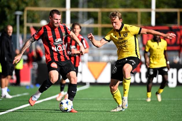 STOCKHOLM 20250928 BPs Rasmus Örqvist och Mjällbys Alexander Johansson i kamp om bollen under söndagens fotbollsmatch i allsvenskan mellan IF Brommapojkarna och Mjällby AIF pa Grimsta IP. STOCKHOLM Sverige x10070x Copyright: xJessicaxGow TTx ALLSVENSKAN BROMMAPOJKARNA-MJÄLLBY