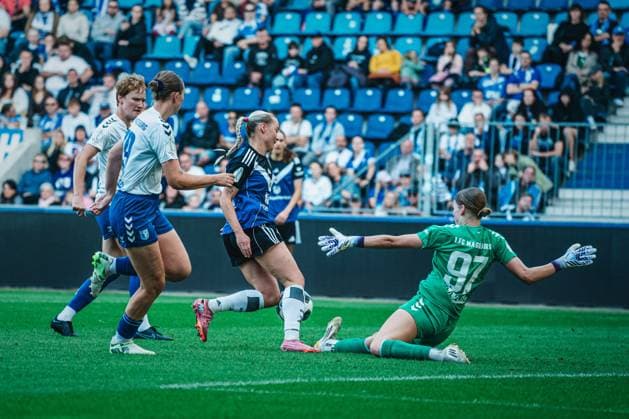 DFB-Pokal Frauen: 1. FC Magdeburg vs. Hamburger SV, 28.09.25 Mia Büchele (Hamburger SV, 17) geht um Merle Hellwig (1. FC Magdeburg, 97); DFB-Pokal Frauen 2025 2026, 1. Runde: 1. FC Madgeburg vs. Hamburger SV am 28.09.2025 in der Avnet Arena, Magdeburg DFB DFL REGULATIONS PROHIBIT ANY USE OF PHOTOGRAPHS AS IMAGE SEQUENCES AND OR QUASI-VIDEO. Copyright: xBEAUTIFULxSPORTS Tonhäuserx