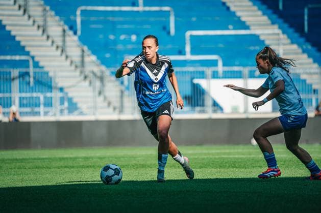 DFB-Pokal Frauen: 1. FC Magdeburg vs. Hamburger SV, 28.09.25 Victoria Schulz (Hamburger SV, 19) am Ball; DFB-Pokal Frauen 2025 2026, 1. Runde: 1. FC Madgeburg vs. Hamburger SV am 28.09.2025 in der Avnet Arena, Magdeburg DFB DFL REGULATIONS PROHIBIT ANY USE OF PHOTOGRAPHS AS IMAGE SEQUENCES AND OR QUASI-VIDEO. Copyright: xBEAUTIFULxSPORTS Tonhäuserx