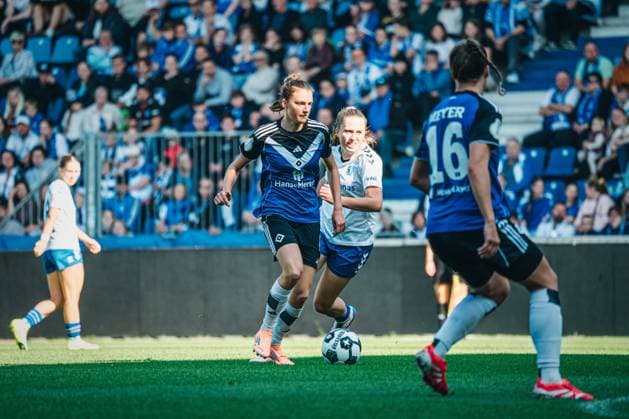 DFB-Pokal Frauen: 1. FC Magdeburg vs. Hamburger SV, 28.09.25 Lotta Wrede (Hamburger SV, 32) am Ball; DFB-Pokal Frauen 2025 2026, 1. Runde: 1. FC Madgeburg vs. Hamburger SV am 28.09.2025 in der Avnet Arena, Magdeburg DFB DFL REGULATIONS PROHIBIT ANY USE OF PHOTOGRAPHS AS IMAGE SEQUENCES AND OR QUASI-VIDEO. Copyright: xBEAUTIFULxSPORTS Tonhäuserx
