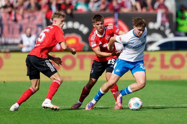 v.l. Tim Drexler (Nürnberg), Finn Becker (1.FC Nuernberg, 25) und Kennet Eichhorn (Hertha BSC, 23), 28.09.2025, Fussball, 2. Bundesliga, 1. FC Nuernberg - Hertha BSC, DEU, Nürnberg, Max-Morlock-Stadion, DFL REGULATIONS PROHIBIT ANY USE OF PHOTOGRAPHS AS IMAGE SEQUENCES AND OR QUASI-VIDEO.