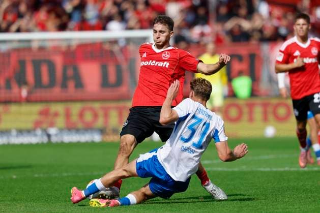 Nach diesem Zweikampf zwischen: Adam Markhiev (1.FC Nuernberg, 6) und Kennet Eichhorn (Hertha BSC, 23), verletzte sich Adam Markhiev (1.FC Nuernberg, 6), 28.09.2025, Fussball, 2. Bundesliga, 1. FC Nuernberg - Hertha BSC, DEU, Nürnberg, Max-Morlock-Stadion, DFL REGULATIONS PROHIBIT ANY USE OF PHOTOGRAPHS AS IMAGE SEQUENCES AND OR QUASI-VIDEO.