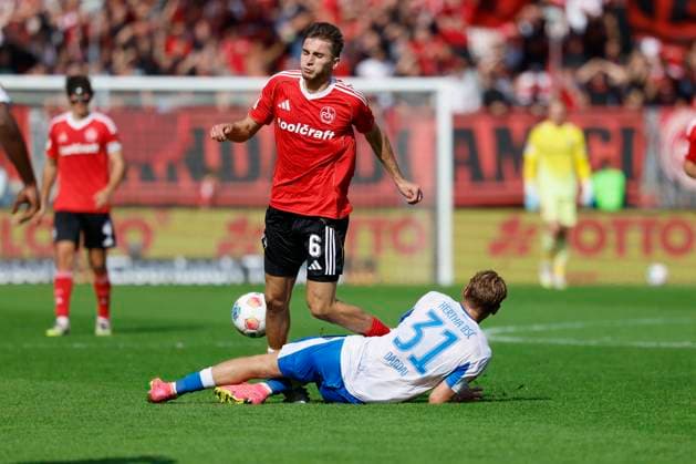 Nach diesem Zweikampf zwischen: Adam Markhiev (1.FC Nuernberg, 6) und Kennet Eichhorn (Hertha BSC, 23), verletzte sich Adam Markhiev (1.FC Nuernberg, 6), 28.09.2025, Fussball, 2. Bundesliga, 1. FC Nuernberg - Hertha BSC, DEU, Nürnberg, Max-Morlock-Stadion, DFL REGULATIONS PROHIBIT ANY USE OF PHOTOGRAPHS AS IMAGE SEQUENCES AND OR QUASI-VIDEO.