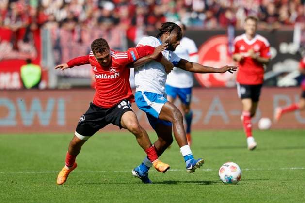 v.l. Zweikampf zwischen: Rafael Lubach (1.FC Nuernberg, 18) und Deyovaisio Zeefuik (Hertha BSC, 42) 28.09.2025, Fussball, 2. Bundesliga, 1. FC Nuernberg - Hertha BSC, DEU, Nürnberg, Max-Morlock-Stadion, DFL REGULATIONS PROHIBIT ANY USE OF PHOTOGRAPHS AS IMAGE SEQUENCES AND OR QUASI-VIDEO.