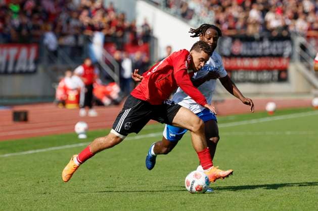 v.l. Zweikampf zwischen: Rafael Lubach (1.FC Nuernberg, 18) und Deyovaisio Zeefuik (Hertha BSC, 42) 28.09.2025, Fussball, 2. Bundesliga, 1. FC Nuernberg - Hertha BSC, DEU, Nürnberg, Max-Morlock-Stadion, DFL REGULATIONS PROHIBIT ANY USE OF PHOTOGRAPHS AS IMAGE SEQUENCES AND OR QUASI-VIDEO.
