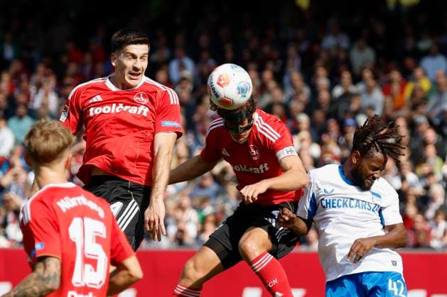 v.l. Luka Lochoshvili (1.FC Nuernberg, 24), Fabio Gruber (1.FC Nuernberg, 4) und Deyovaisio Zeefuik (Hertha BSC, 42), 28.09.2025, Fussball, 2. Bundesliga, 1. FC Nuernberg - Hertha BSC, DEU, Nürnberg, Max-Morlock-Stadion, DFL REGULATIONS PROHIBIT ANY USE OF PHOTOGRAPHS AS IMAGE SEQUENCES AND OR QUASI-VIDEO.