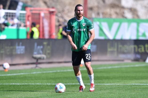 Fußball 2. Bundesliga 7. Spieltag SC Preußen Münster - Eintracht Braunschweig am 28.09.2025 im LVM-Preußenstadion in Münster Jannis Heuer ( Münster ) DFL regulations prohibit any use of photographs as image sequences and or quasi-video.