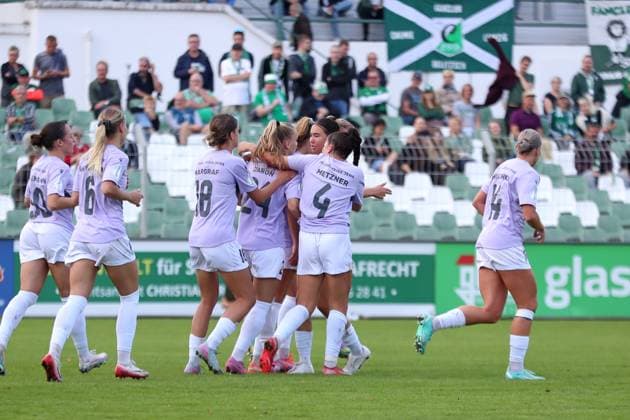 Fußball DFB-Pokal Frauen: BSG Chemie Leipzig vs. FC Carl Zeiss Jena; 28.09.2025 Tor-Jubel beim Team von Carl Zeiss Jena nach dem Treffer zum 0:1 durch Isabella Jaron (24, Carl Zeiss Jena). Fußball, DFB-Pokal Frauen, Saison 2025 2026, 1. Runde: BSG Chemie Leipzig vs. FC Carl Zeiss Jena am 28.09.2025 im Alfred-Kunze-Sportpark, Leipzig Leutzsch. Copyright: xBEAUTIFULxSPORTS JanxKaeferx