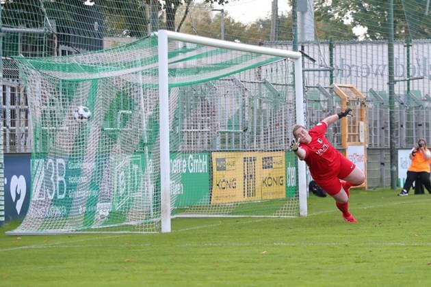 Fußball DFB-Pokal Frauen: BSG Chemie Leipzig vs. FC Carl Zeiss Jena; 28.09.2025 Der Ball ist im Tor, Torwart Lina Bredereck (25, Chemie Leipzig) hat keine Chance, 0:1 für Jena durch Isabella Jaron (24, Carl Zeiss Jena). Fußball, DFB-Pokal Frauen, Saison 2025 2026, 1. Runde: BSG Chemie Leipzig vs. FC Carl Zeiss Jena am 28.09.2025 im Alfred-Kunze-Sportpark, Leipzig Leutzsch. Copyright: xBEAUTIFULxSPORTS JanxKaeferx