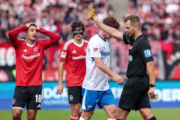Referee Schiedsrichter Marc Philip Eckermann gibt die gelbe Karte fuer Fabian Reese 11 (Hertha BSC Berlin), nicht im Bild, was Rafael Lubach 18 (1FC Nuernberg) nicht ausreichend findet, Frust, 1. FC Nuernberg vs. Hertha BSC Berlin, DFL, 2. Bundesliga, Saison 2025 2026, Max-Morlock-Stadion, Hinrunde, 7. Spieltag, 28.09.2025 DFB regulations prohibit any use of photographs as image sequences and or quasi-video Nuernberg Bayern Deutschland