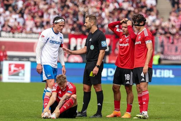 Gelbe Karte fuer Fabian Reese 11 (Hertha BSC Berlin) von Referee Schiedsrichter Marc Philip Eckermann nach Foul an Tim Drexler 15 (1FC Nuernberg), mit Rafael Lubach 18 (1FC Nuernberg) und Fabio Gruber 4 (1FC Nuernberg), 1. FC Nuernberg vs. Hertha BSC Berlin, DFL, 2. Bundesliga, Saison 2025 2026, Max-Morlock-Stadion, Hinrunde, 7. Spieltag, 28.09.2025 DFB regulations prohibit any use of photographs as image sequences and or quasi-video Nuernberg Bayern Deutschland
