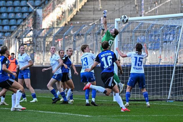 Fußball I Frauen I Saison 2025-2026 I DFB-Pokal I 1. FC Magdeburg - Hamburger SV I 28.09.2025 Parade von Merle Hellwig (97, 1. FC Magdeburg), Christin Martina Ingrid Meyer (16, Hamburger SV) läuft in aussichtsreiche Position Magdeburg Avnet Arena (Heinz-Krügel-Platz 1) Sachsen-Anhalt Deutschland Copyright: xLobeca InesxHähnelx