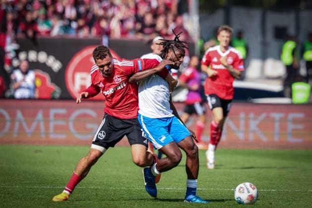 Rafael Lubach 18 (1FC Nuernberg), links, im Duell mit Deyovaisio Zeefuik 42 (Hertha BSC Berlin), 1. FC Nuernberg vs. Hertha BSC Berlin, DFL, 2. Bundesliga, Saison 2025 2026, Max-Morlock-Stadion, Hinrunde, 7. Spieltag, 28.09.2025 DFB regulations prohibit any use of photographs as image sequences and or quasi-video Nuernberg Bayern Deutschland