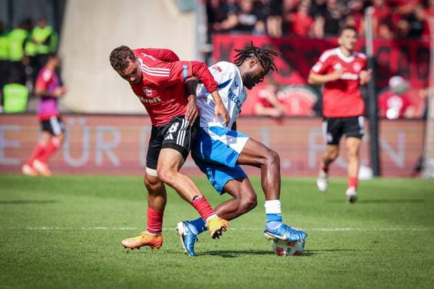Rafael Lubach 18 (1FC Nuernberg) im Duell mit Deyovaisio Zeefuik 42 (Hertha BSC Berlin), Aktion, 1. FC Nuernberg vs. Hertha BSC Berlin, DFL, 2. Bundesliga, Saison 2025 2026, Max-Morlock-Stadion, Hinrunde, 7. Spieltag, 28.09.2025 DFB regulations prohibit any use of photographs as image sequences and or quasi-video Nuernberg Bayern Deutschland