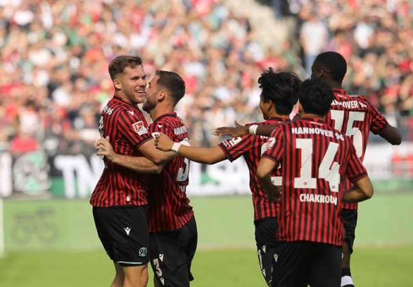 Foto : Torjubelo bei Hannover nach dem 1-0 , Paul Benjamin Källman (H 96) und Boris Tomiak (3) freuen sich Fussball 2. Bundesliga , 7. Spieltag am So. 28.09.2025 Hannover 96 - Arm. Bielefeld
