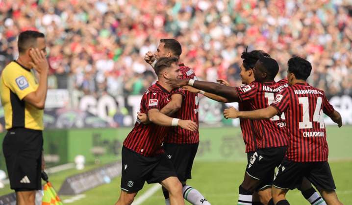 Foto : Torjubelo bei Hannover nach dem 1-0 , Paul Benjamin Källman (H 96) und Boris Tomiak (3) freuen sich Fussball 2. Bundesliga , 7. Spieltag am So. 28.09.2025 Hannover 96 - Arm. Bielefeld