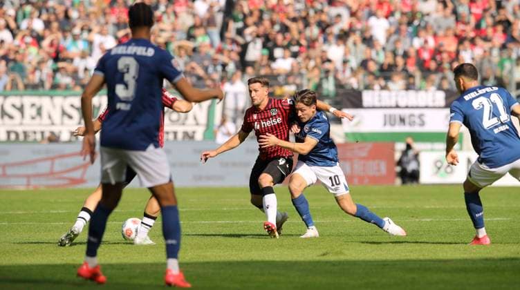 Foto : Enzo Leopold (H 96) gegen Marvin MEHLEM (Arminia) (Bielefeld) Fussball 2. Bundesliga , 7. Spieltag am So. 28.09.2025 Hannover 96 - Arm. Bielefeld